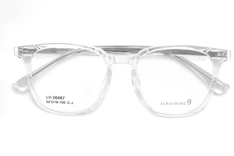 Les lunettes à monture transparente jauniront-elles ?