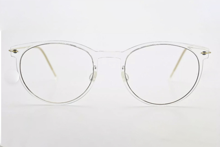 Lunettes &agrave; monture transparente en nylon